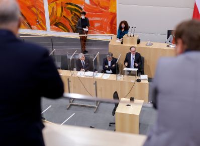 Am 3. November 2021 nahm Bundeskanzler Alexander Schallenberg (r.) an der Plenarsitzungen des Bundesrates teil. Im Bild mit Vizekanzler Werner Kogler (m.) und Bundesminister Michael Linhart (l.).
