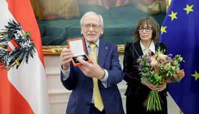 Am 8. November 2021 überreichte Bundeskanzler Alexander Schallenberg gemeinsam mit Bundesministerin Karoline Edtstadler ein Ehrenzeichen an Kurt Tutter (l.).