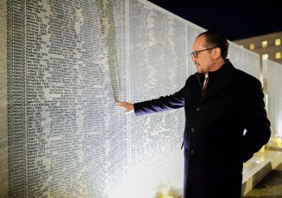 Am 9. November 2021 nahm Bundeskanzler Alexander Schallenberg an der Einweihung der Shoah-Namensmauer im Ostarrichipark teil. Im Bild beim Besuch der Shoah-Namensmauer.
