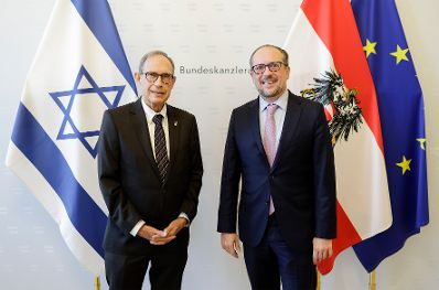 Am 9. November 2021 empfing Bundeskanzler Alexander Schallenberg (r.) den israelischen Minister für Diaspora-Angelegenheiten Nachman Shai (l.) zu einem Gespräch.