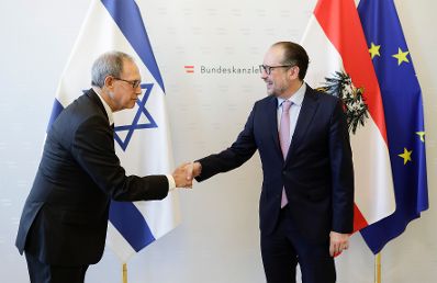 Am 9. November 2021 empfing Bundeskanzler Alexander Schallenberg (r.) den israelischen Minister für Diaspora-Angelegenheiten Nachman Shai (l.) zu einem Gespräch.