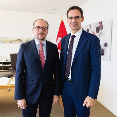 Am 11. November 2021 traf Bundeskanzler Alexander Schallenberg (l.) im Rahmen seines Bundesländertags in Vorarlberg den Landeshauptmann Markus Wallner (r.).