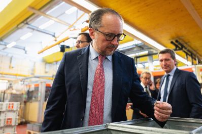 Am 11. November 2021 besuchte Bundeskanzler Alexander Schallenberg (l.) im Rahmen seines Bundesländertags in Vorarlberg die Firma Julius Blum Ges.mbH.