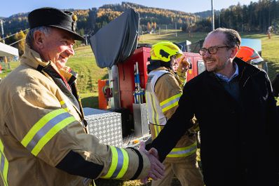 Am 12. November 2021 nahm Bundeskanzler Alexander Schallenberg (r.) im Rahmen seines Bundesländertags in Tirol an der Blackoutübung teil.