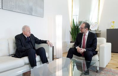 Am 25. November 2021 empfing Bundeskanzler Alexander Schallenberg (r.) den ehemaligen Bundeskanzler Franz Vranitzky (l.) zu einem Gespräch.