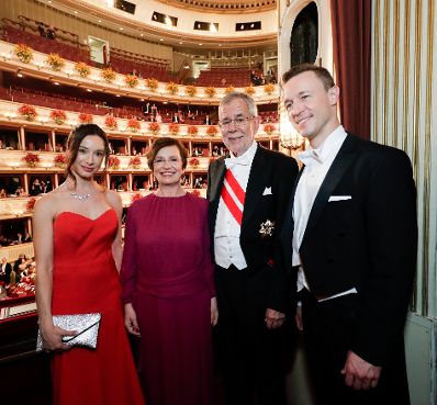 Am 28. Februar 2019 besuchte Bundesminister Gernot Blümel (r.) den Wiener Opernball. Im Bild mit Bundespräsident Alexander Van der Bellen (m.r.), Doris Schmidauer (m.l.) und Clivia Treidl (l.).