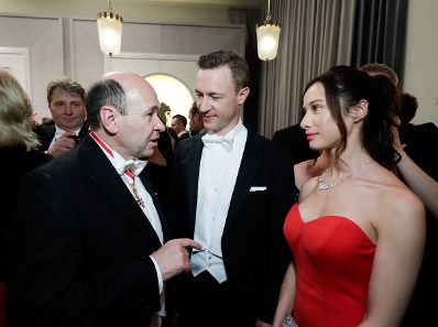 Am 28. Februar 2019 besuchte Bundesminister Gernot Blümel (m.) den Wiener Opernball. Im Bild mit Clivia Treidl (r.) und dem Direktor der Staatsoper Dominique Meyer (l.).