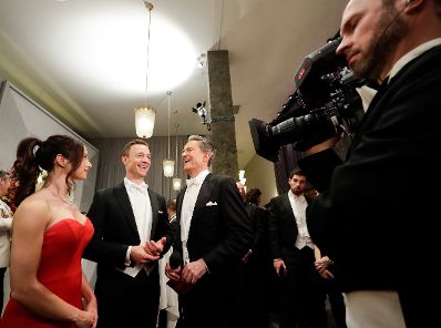 Am 28. Februar 2019 besuchte Bundesminister Gernot Blümel (m.) den Wiener Opernball. Im Bild mit Clivia Treidl (l.) und Alfons Haider, Schauspieler (r.).