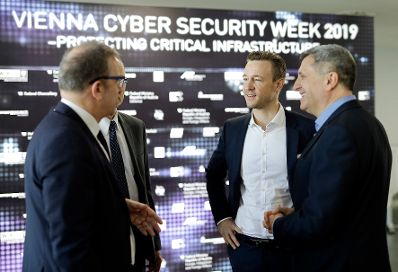 Am 14. März 2019 besuchte Bundesminister Gernot Blümel (m.r.) die Vienna Cyber Security Week in der Wirtschaftskammer Österreich.