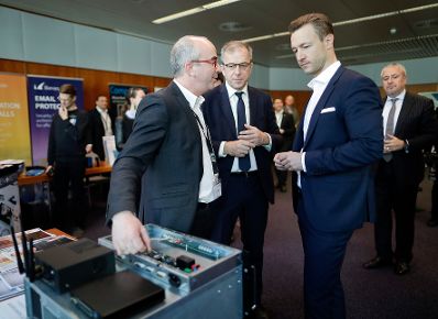 Am 14. März 2019 besuchte Bundesminister Gernot Blümel (r.) die Vienna Cyber Security Week in der Wirtschaftskammer Österreich.
