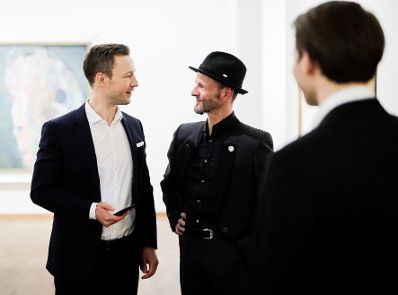 Am 15. März 2019 eröffnete Bundesminister Gernot Blümel (l.) die Ausstellung "Wien 1900. Aufbruch in die Moderne" im Leopold Museum. Im Bild mit dem Künstler Thomas Palme (m.).