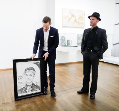 Am 15. März 2019 eröffnete Bundesminister Gernot Blümel (l.) die Ausstellung "Wien 1900. Aufbruch in die Moderne" im Leopold Museum. Im Bild mit dem Künstler Thomas Palme (r.).