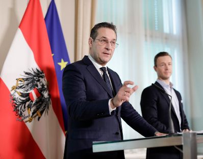 Am 18. März 2019 fand eine Pressekonferenz zum Thema "Weltkulturerbe Wien" im Bundeskanzleramt statt. Im Bild Bundesminister Gernot Blümel (r.) und Vizekanzler Heinz-Christian Strache (l.).