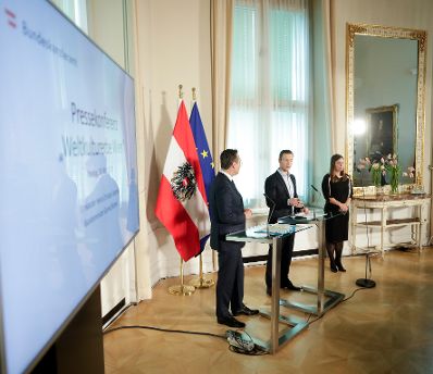 Am 18. März 2019 fand eine Pressekonferenz zum Thema "Weltkulturerbe Wien" im Bundeskanzleramt statt. Im Bild Bundesminister Gernot Blümel (r.) und Vizekanzler Heinz-Christian Strache (l.).