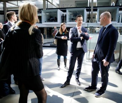 Am 21. März 2019 reiste Bundesminister Gernot Blümel (m.) nach Paris. Im Bild bei Station F.