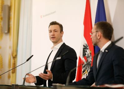Bundesminister Gernot Blümel (l.) und Bundesminister Herbert Kickl (r.) beim Pressefoyer nach dem Ministerrat am 10. April 2019.