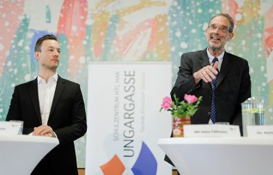 Am 29. April 2019 fand eine Diskussionsveranstaltung mit Schülerinnen und Schülern der HTL Ungargasse zu 25 Jahren Volksabstimmung mit Bundesminister Gernot Blümel (l.) und Bundesminister Heinz Faßmann (r.) statt.