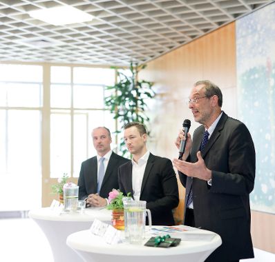 Am 29. April 2019 fand eine Diskussionsveranstaltung mit Schülerinnen und Schülern der HTL Ungargasse zu 25 Jahren Volksabstimmung mit Bundesminister Gernot Blümel (m.) und Bundesminister Heinz Faßmann (r.) statt.
