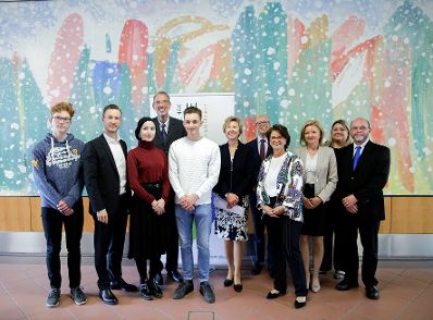 Am 29. April 2019 fand eine Diskussionsveranstaltung mit Schülerinnen und Schülern der HTL Ungargasse zu 25 Jahren Volksabstimmung mit Bundesminister Gernot Blümel und Bundesminister Heinz Faßmann statt.