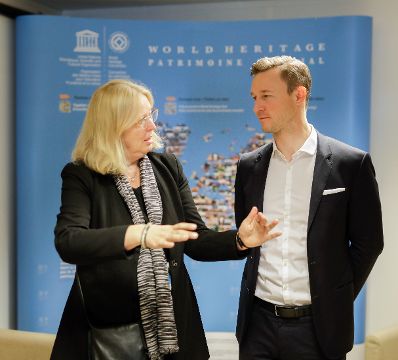 Am 3. Mai 2019 reiste Bundesminister Gernot Blümel (l.) anlässlich eines Arbeitsbesuchs nach Paris. Im Bild mit Mechtild Rössler (r.), Direktorin des UNESCO Welterbezentrums.