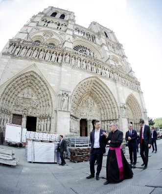 Am 3. Mai 2019 reiste Bundesminister Gernot Blümel (l.) anlässlich eines Arbeitsbesuchs nach Paris. Im Bild mit dem Erzpriester und Domdekan der Kathedrale Notre-Dame de Paris Patrick Chauvet (r.) beim Besuch der Kathedrale Notre-Dame de Paris.