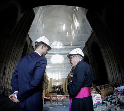 Am 3. Mai 2019 reiste Bundesminister Gernot Blümel (l.) anlässlich eines Arbeitsbesuchs nach Paris. Im Bild mit dem Erzpriester und Domdekan der Kathedrale Notre-Dame de Paris Patrick Chauvet (r.) beim Besuch der Kathedrale Notre-Dame de Paris.
