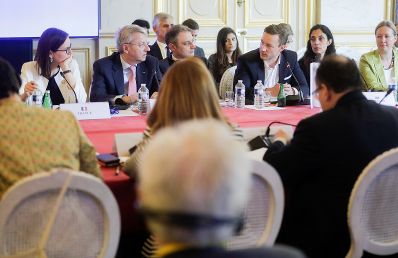 Am 3. Mai 2019 reiste Bundesminister Gernot Blümel (3.v.r.) anlässlich eines Arbeitsbesuchs nach Paris. Im Bild beim Treffen der EU-Minister.