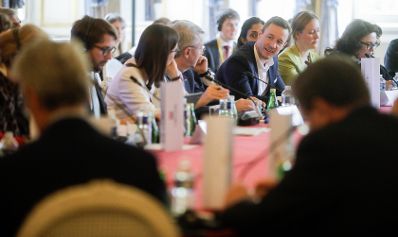 Am 3. Mai 2019 reiste Bundesminister Gernot Blümel (3.v.r.) anlässlich eines Arbeitsbesuchs nach Paris. Im Bild beim Treffen der EU-Minister.