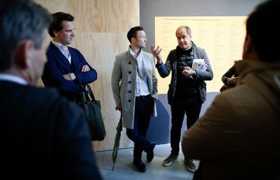 Am 09. Mai 2019 reiste Bundesminister Gernot Blümel (m.) anlässlich der Ausstellungseröffnung im Österreich Pavillon auf der 58. Internationalen Kunstausstellung "La Biennale di Venezia" nach Venedig. Im Bild mit Jasper Sharp (m.r.).