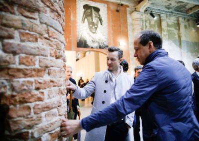 Am 09. Mai 2019 reiste Bundesminister Gernot Blümel (l.) anlässlich der Ausstellungseröffnung im Österreich Pavillon auf der 58. Internationalen Kunstausstellung "La Biennale di Venezia" nach Venedig. Im Bild mit Jasper Sharp (r.).