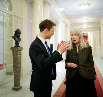 Am 1. März 2018 eröffnete Bundesminister Gernot Blümel (l.) die Ausstellung "Martha Jungwirth" in der Albertina. Im Bild mit der Künstlerin Martha Jungwirth (r.).