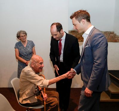 Am 5. Juni 2018 überreichte Bundesminister Gernot Blümel (r.) den Friedrich-Kiesler-Award an Yona Friedman (l.).