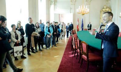 Am 26. Oktober 2018 empfing Bundesminister Gernot Blümel (r.) im Rahmen des Nationalfeiertages Besucherinnen und Besucher im Bundeskanzleramt.