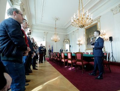 Am 26. Oktober 2018 empfing Bundesminister Gernot Blümel (r.) im Rahmen des Nationalfeiertages Besucherinnen und Besucher im Bundeskanzleramt.
