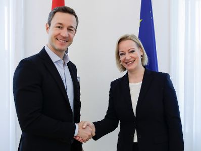 Am 28. November 2018 empfing Bundesminister Gernot Blümel (l.) Erika Pieler (r.) anlässlich ihrer Übernahme der Leitung des Bundesdenkmalamtes.