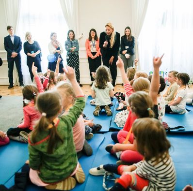 Am 25. April 2019 fand der 18. Girls' Day statt. Im Bild Bundesministerin Juliane Bogner-Strauß (m.) beim Girls' Day und Girls' Day Mini im Bundeskanzleramt.
