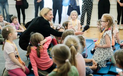 Am 25. April 2019 fand der 18. Girls' Day statt. Im Bild Bundesministerin Juliane Bogner-Strauß (l.) beim Girls' Day und Girls' Day Mini im Bundeskanzleramt.