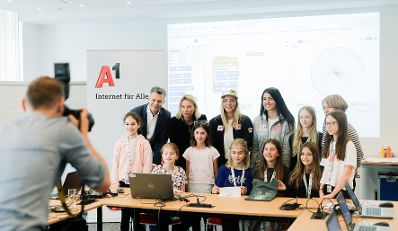 Am 25. April 2019 fand der 18. Girls' Day statt. Im Bild Bundesministerin Juliane Bogner-Strauß beim Töchtertag bei A1.