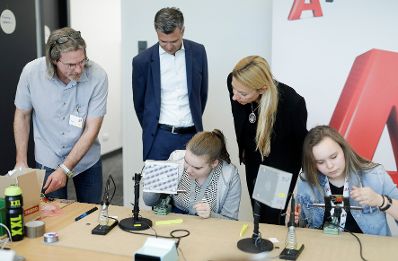 Am 25. April 2019 fand der 18. Girls' Day statt. Im Bild Bundesministerin Juliane Bogner-Strauß (m.r.) beim Töchtertag bei A1.