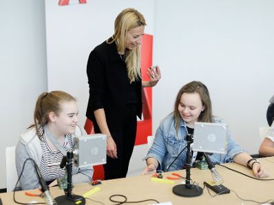 Am 25. April 2019 fand der 18. Girls' Day statt. Im Bild Bundesministerin Juliane Bogner-Strauß (m.) beim Töchtertag bei A1.