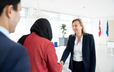 Am 2. Mai 2019 empfing Bundesministerin Juliane Bogner-Strauß (r.) die afghanische Botschafterin Khojesta Fana Ebrahimkhel (m.) zu einem Arbeitsgespräch.