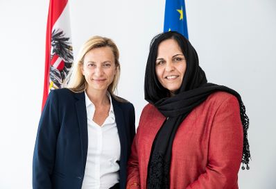 Am 2. Mai 2019 empfing Bundesministerin Juliane Bogner-Strauß (l.) die afghanische Botschafterin Khojesta Fana Ebrahimkhel (r.) zu einem Arbeitsgespräch.