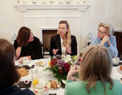 Am 17. Mai 2019 nahm Bundesministerin Juliane Bogner-Strauß (im Bild) an einem Arbeitsfrühstück mit Botschafterinnen und Botschafter in der kanadischen Botschafter teil.