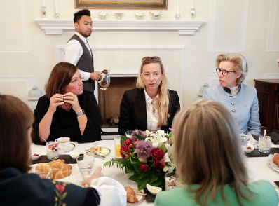 Am 17. Mai 2019 nahm Bundesministerin Juliane Bogner-Strauß (im Bild) an einem Arbeitsfrühstück mit Botschafterinnen und Botschafter in der kanadischen Botschafter teil.