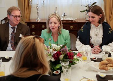 Am 17. Mai 2019 nahm Bundesministerin Juliane Bogner-Strauß an einem Arbeitsfrühstück mit Botschafterinnen und Botschafter in der kanadischen Botschafter teil.