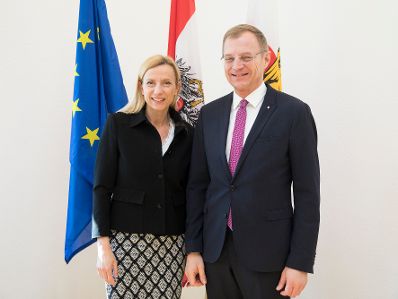 Am 15. März 2018 reiste Bundesministerin Juliane Bogner-Strauß (l.) im Zuge eines Bundesländertags nach Oberösterreich. Im Bild mit dem Landeshauptmann von Oberösterreich Thomas Stelzer (r.).