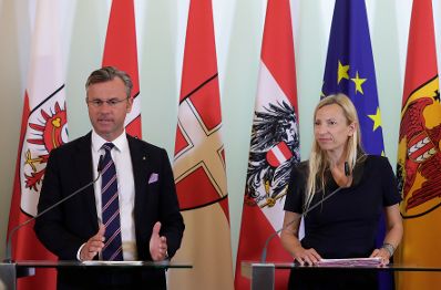 Bundesminister Norbert Hofer (l.) und Bundesministerin Juliane Bogner-Strauß (r.) beim Pressefoyer nach dem Ministerrat am 2. Mai 2018.