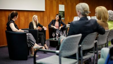 Am 3. Mai 2018 nahm Bundesministerin Juliane Bogner-Strauß am Kamingespräch des Frauennetzwerk Medien teil.