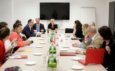 Am 8. Mai 2018 empfing Bundesministerin Juliane Bogner-Strauß eine Delegation des Ausschusses des Europäischen Parlaments zu einem Gespräch.