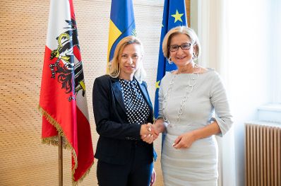 Am 14. Mai 2018 war Bundesministerin Juliane Bogner-Strauß (l.) zu einem Arbeitsgespräch bei der Landeshauptfrau von Niederösterreich Johanna Mikl-Leitner (r.) geladen.